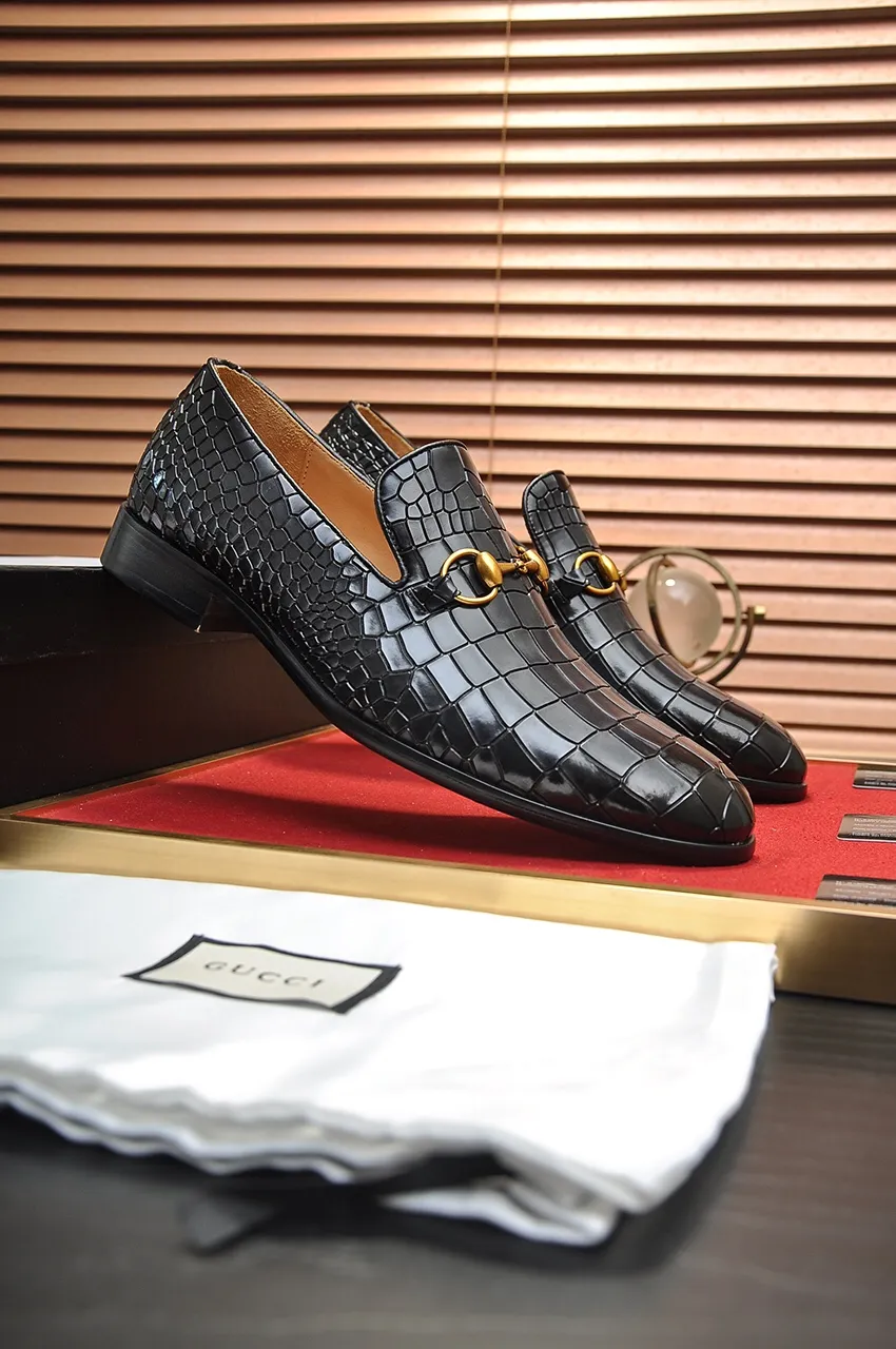 Men's shoes💰560💶Italy's top luxury men's shoe giant (GUCCI) (Gucci) (full cowhide lining) new arrival🍃Original European style🔰 Pleasant to the eye😍In order to make the shoes more durable and non-deformable🌀The production continues to follow traditional methods but there is still no lack of innovation💪Choose original sheepskin for the leather♻️ Smooth and natural And extra bright ⭐Made of imported cowhide, the first choice of rich people 38-45 (45 customized)